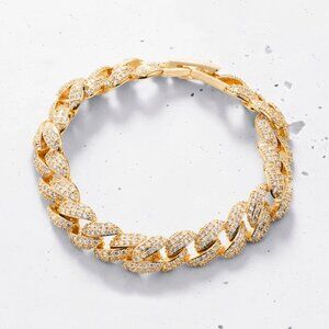 Elegant Gold Bracelet with Sparkling Accents